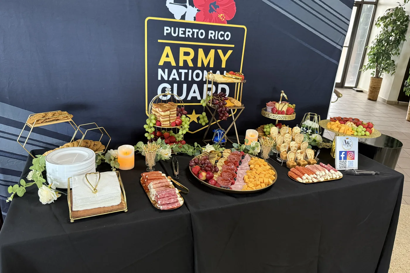 Mesa de charcutería montada para un evento de la Guardia Nacional de Puerto Rico